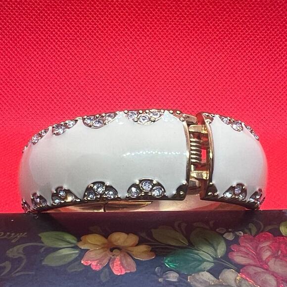 STELLA & DOT Cream Rhinestone Enamel Hinged Bangle Bracelet Chunky GoldTone - Picture 3 of 12
